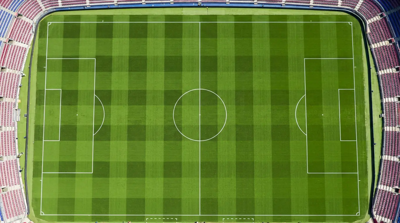 Campo da calcio con erba verde perfetta visto dall'alto con linee bianche e cerchio di centrocampo