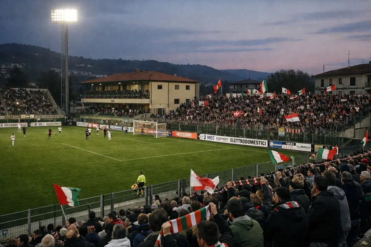 Stadio di Serie B italiana con tifosi sugli spalti
