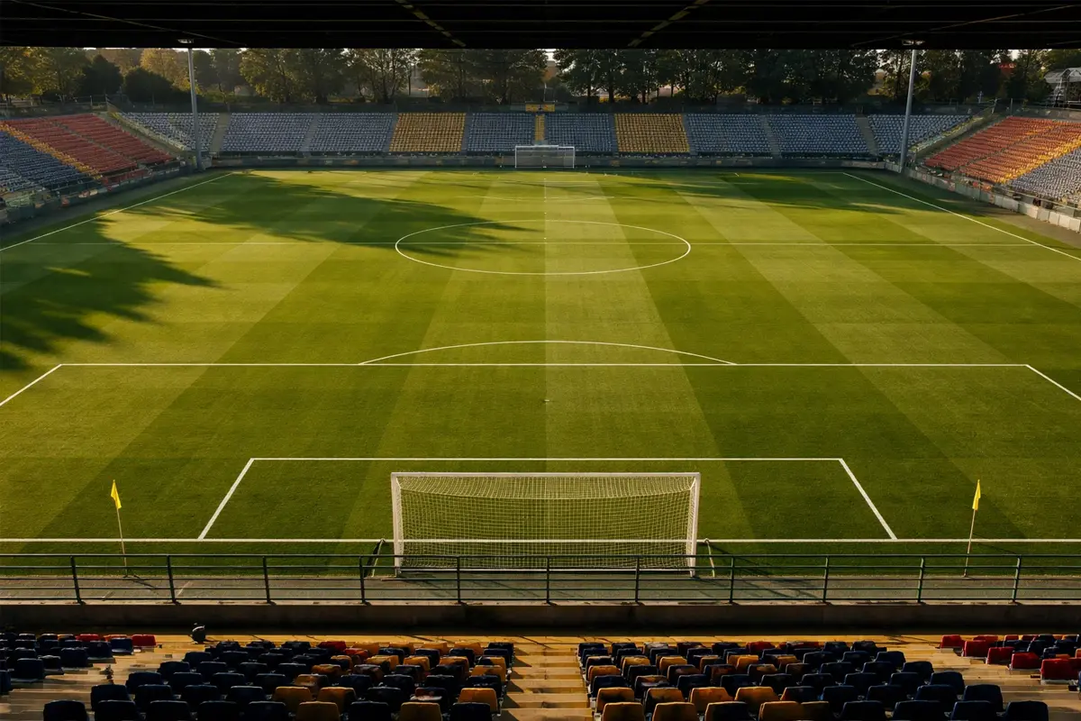 Campo di calcio verde visto dalle tribune con linee bianche perfette